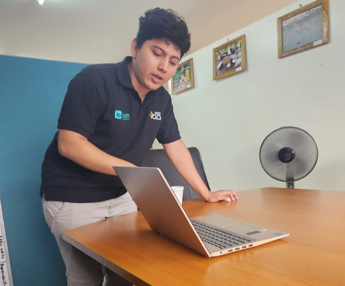 Miembro de ioon explicando un proceso